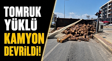 Antalya’da kavşakta korku dolu anlar! Tomruk yüklü kamyon devrildi, trafik lambası hasar gördü