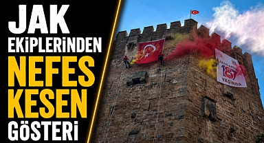 Antalya Kızılkule’de nefes kesen gösteri! JAK ekiplerinden Türk bayraklı iniş