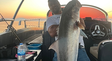 Antalya Konyaaltı Sahili’nde 56 kilogramlık kuzu balığı şaşkınlığı