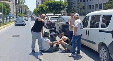 Antalya Manavgat'ta adliye önünde kaza! Motosiklet sürücüsü hastanelik oldu
