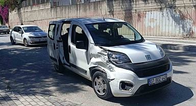 Antalya Manavgat'ta otomobil, park halindeki araca çarptı: 1 yaralı