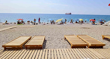 Boğaçayı Plajı'nda yerli üretim hamlesi! 150 ahşap şezlong hizmete girdi