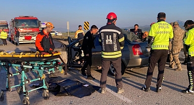 Erzurum'da feci kaza! Otomobil kamyonete çarptı: 3 ölü, 3 yaralı