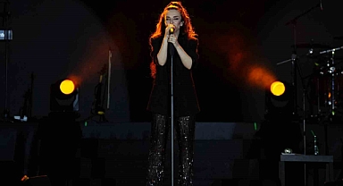 Fatma Turgut Manisa’yı coşturdu! Festival alanında binlerce kişi tek ses oldu