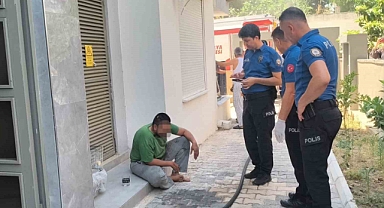 Kendini odaya kilitleyip evi ateşe vermeye çalıştı! Anne yetkililere seslendi