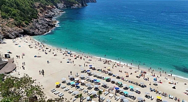 Kleopatra Plajı doldu taştı! Alanya’da yaz sezonu erken başladı