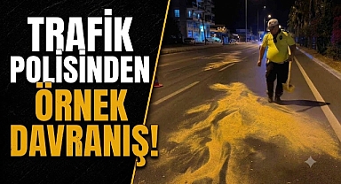 Küreği eline aldı, tehlikeyi önledi! Trafik polisinin hareketi takdir topladı
