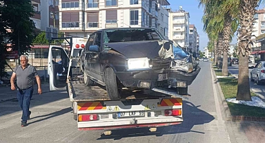 Manavgat'ta palmiyeye çarpan Tofaş hurdaya döndü: 4 genç yaralandı