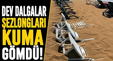 Alanya'da dev dalgalar şezlongları kuma gömdü! Tatilciler gözlerine inanamadı