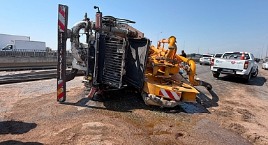 Antalya Aksu'da beton pompası kamyonu bariyerlere çarpıp yan yattı! Sürücü cam kırılarak kurtarıldı