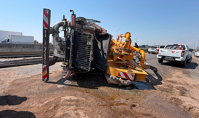 Antalya Aksu'da beton pompası kamyonu bariyerlere çarpıp yan yattı! Sürücü cam kırılarak kurtarıldı