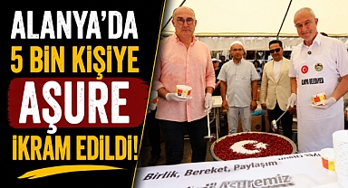 Antalya Alanya’da aşure bereketi! Başkan Özçelik vatandaşlara aşure ikram etti