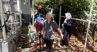 Antalya'da korkutan ev yangını! Yaşlı çift son anda kurtarıldı, içinde para bulunan çanta alevlerden kurtarıldı