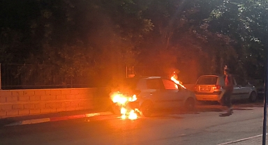 Antalya'da park halindeki otomobil alev alev yandı! Mahalleli ve polis seferber oldu