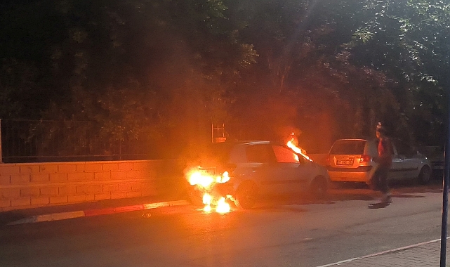 Antalya'da park halindeki otomobil alev alev yandı! Mahalleli ve polis seferber oldu