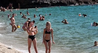Antalya’da termometreler 33’ü gördü! Turistler dünyaca ünlü plaja koştu