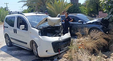 Antalya Manavgat'ta kafa kafaya çarpışma! Araçlar hurdaya döndü