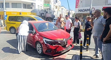 Antalya Manavgat'ta kırmızı ışık ihlali kazaya neden oldu! Şoka giren kadın sürücü araçtan güçlükle çıkarıldı