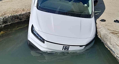 Antalya Manavgat’ta korkutan kaza! Hafif ticari araç sulama kanalına düştü