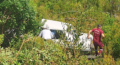 Antalya Manavgat'ta otomobil şarampole uçtu! Karı koca yaralandı