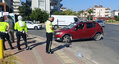 Antalya Manavgat'ta ticari taksi ile otomobil çarpıştı: 4 yaralı