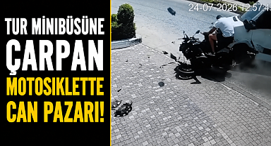 Antalya Manavgat'ta tur minibüsüne çarpan motosiklette can pazarı! 2 ağır yaralı