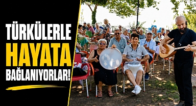 Antalya Muratpaşa'da türkülerle hayata bağlanıyorlar! Yaşlı evlerinde örnek proje