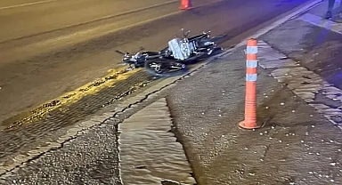 Kontrolden çıkan motosiklet tırın altına girdi, sürücü hayatını kaybetti