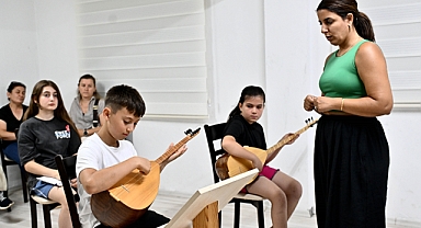 Muratpaşa'da yaz tatili sanatla geçiyor! Çocuklar bağlama kursunda hem öğreniyor hem eğleniyor