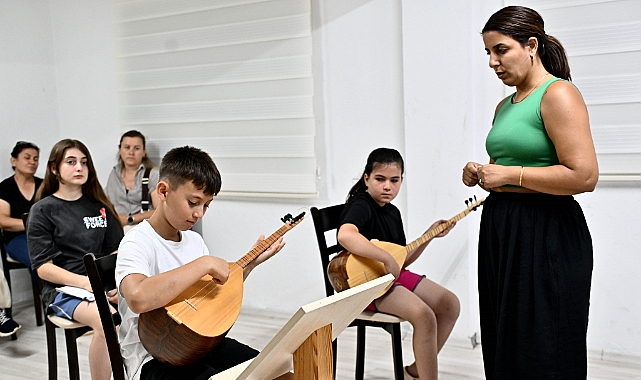 Muratpaşa'da yaz tatili sanatla geçiyor! Çocuklar bağlama kursunda hem öğreniyor hem eğleniyor