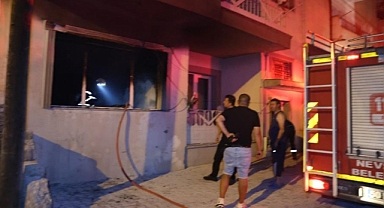 Önce ağabeyini bıçakla kovaladı, sonra evi ateşe verdi