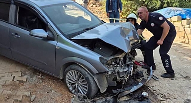 Yokuş aşağı inen otomobil iş makinesine çarptı: 1 ölü