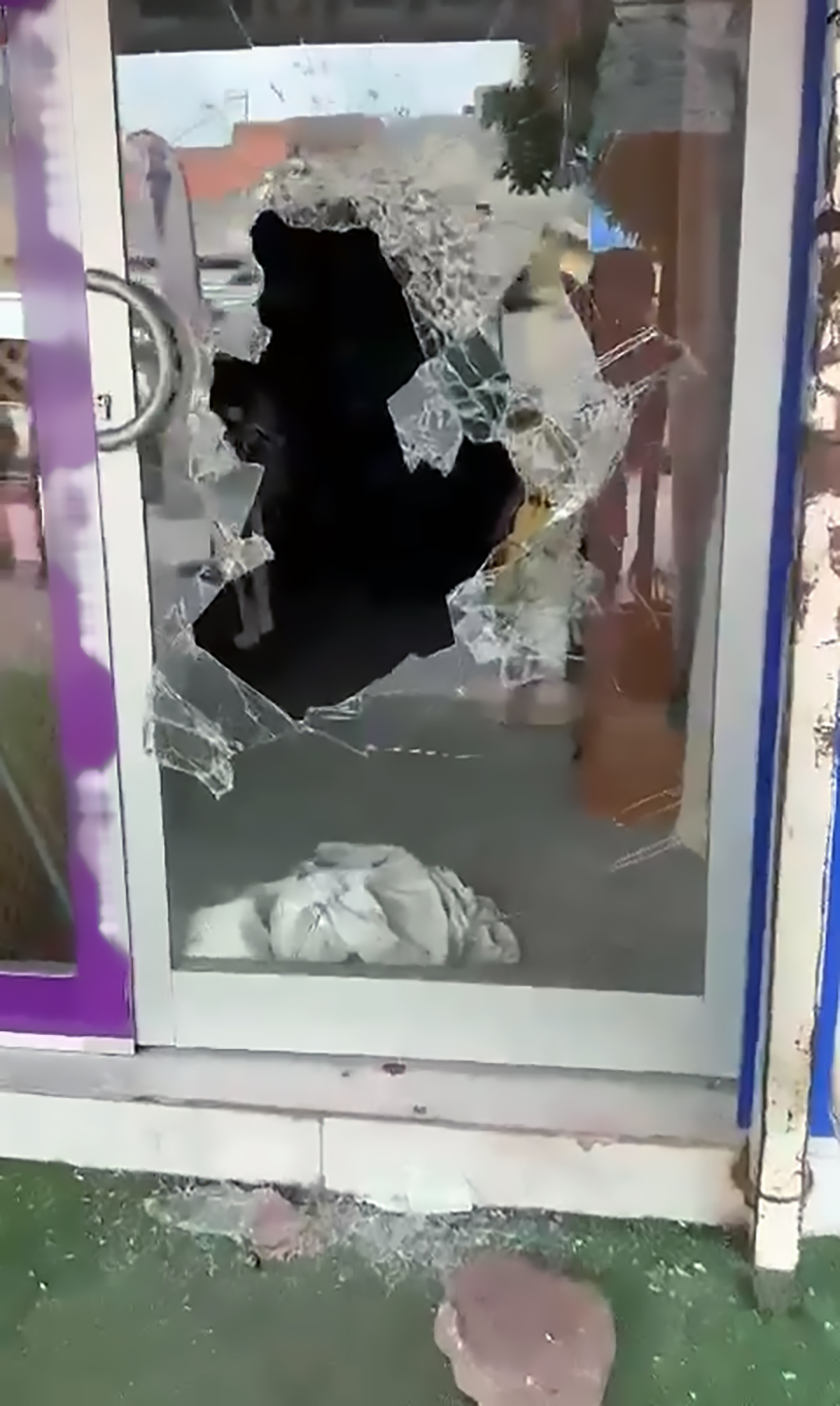 Camını kırıp girdiği mağazadan kıyafet çalarken yakalanan kadın tutuklandı