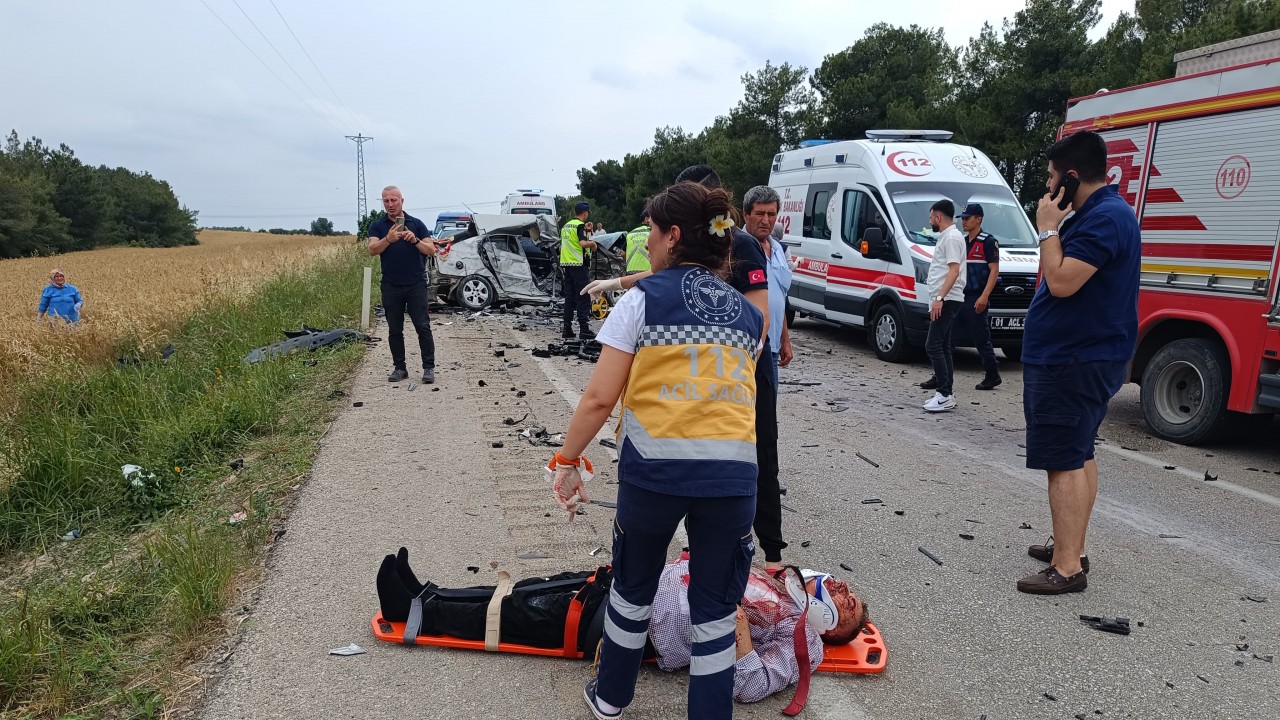 Otomobille hafif ticari araç çarpıştı: 1'i ağır, 4 yaralı