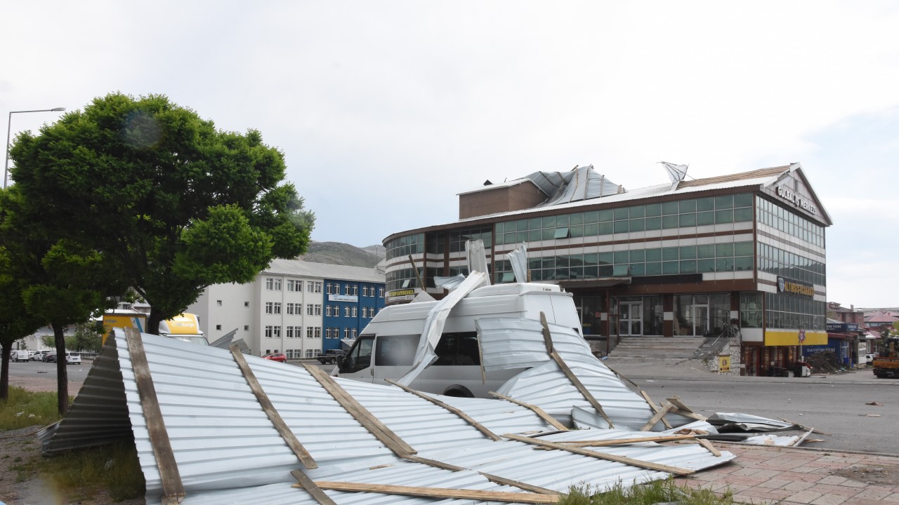 Bitlis’te kuvvetli rüzgar; çatılar uçtu, araçlar hasar gördü