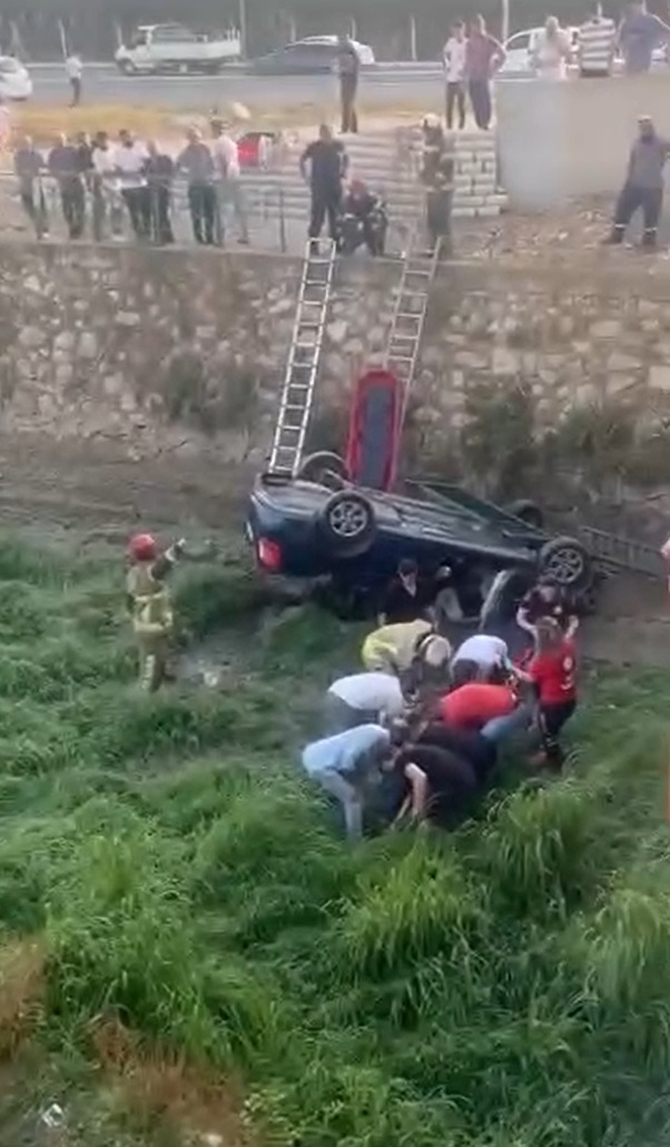 Köprü korkuluklarını aşan otomobil dere yatağına düştü: 1 yaralı