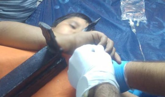 11 yaşındaki çocuğun bileğine demir korkuluk saplandı