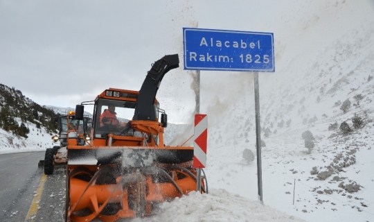 1825 metre rakımlı Alacabel’de karla mücadele çalışmaları sürüyor