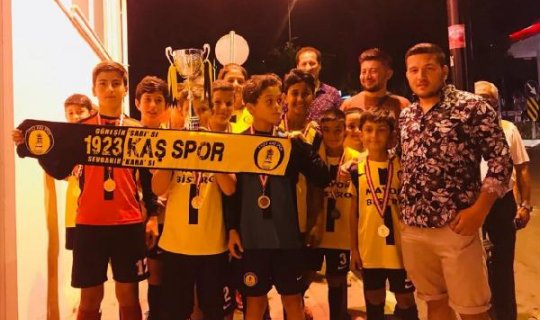 1923 Kaşspor'un miniklerinden kupayla döndüler
