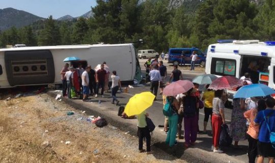 Akseki'de tur otobüsü 2 otomobille çarpıştı