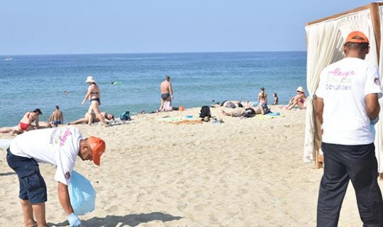 Alanya Belediyesi ve gönüllüler Damlataş Plajı'nı temizledi