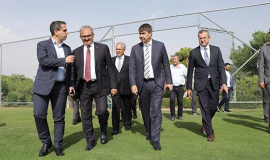 Alt tarafı arıtma üst tarafı futbol sahası