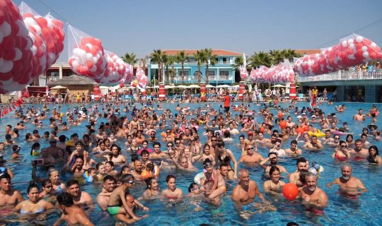 Antalya'da 3 bin tatilci Zafer Bayramı için rekor denemesi yaptı