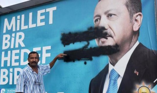 Antalya'da Cumhurbaşkanı Erdoğan'ın afişine boyalı saldırı