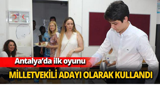 Antalya'da ilk oyunu milletvekili adayı olarak kullandı