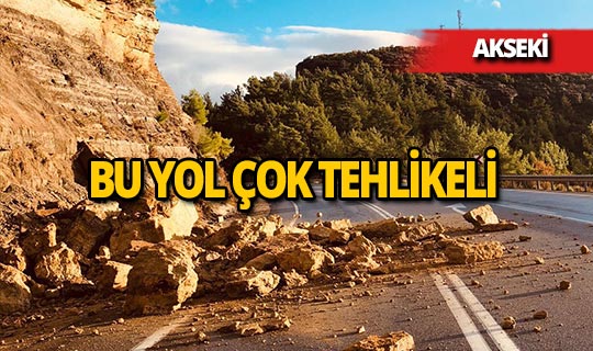 Antalya'da karayoluna düşen kayalar tehlike saçıyor