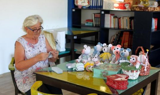 Antalya'da ördüğü bebeklerle burs veriyor