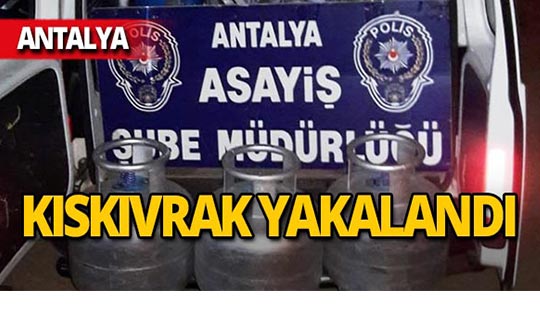 Antalya'da pişkin hırsız iş yerini soyduktan sonra mesaisine devam etti!