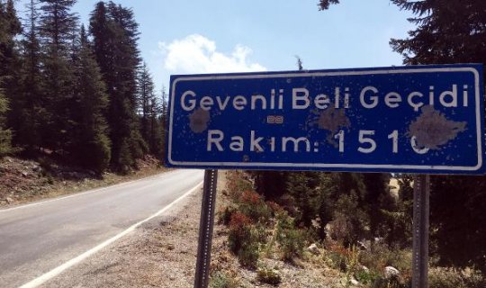 Antalya'da trafik levhalarını atış poliganı sandılar