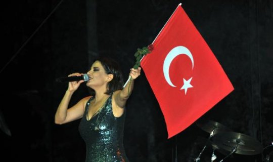 Antalya'da Zafer Bayramı kutlamalarında Göksel sahne aldı